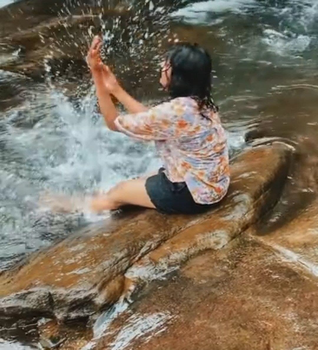 മഴ നനഞ്ഞ് അരുവിയില്‍ നീരാടി നിമിഷ സജയന്‍: വൈറലായി ചിത്രങ്ങള്‍