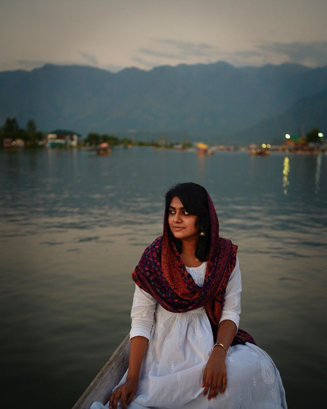 മഴ നനഞ്ഞ് അരുവിയില്‍ നീരാടി നിമിഷ സജയന്‍: വൈറലായി ചിത്രങ്ങള്‍