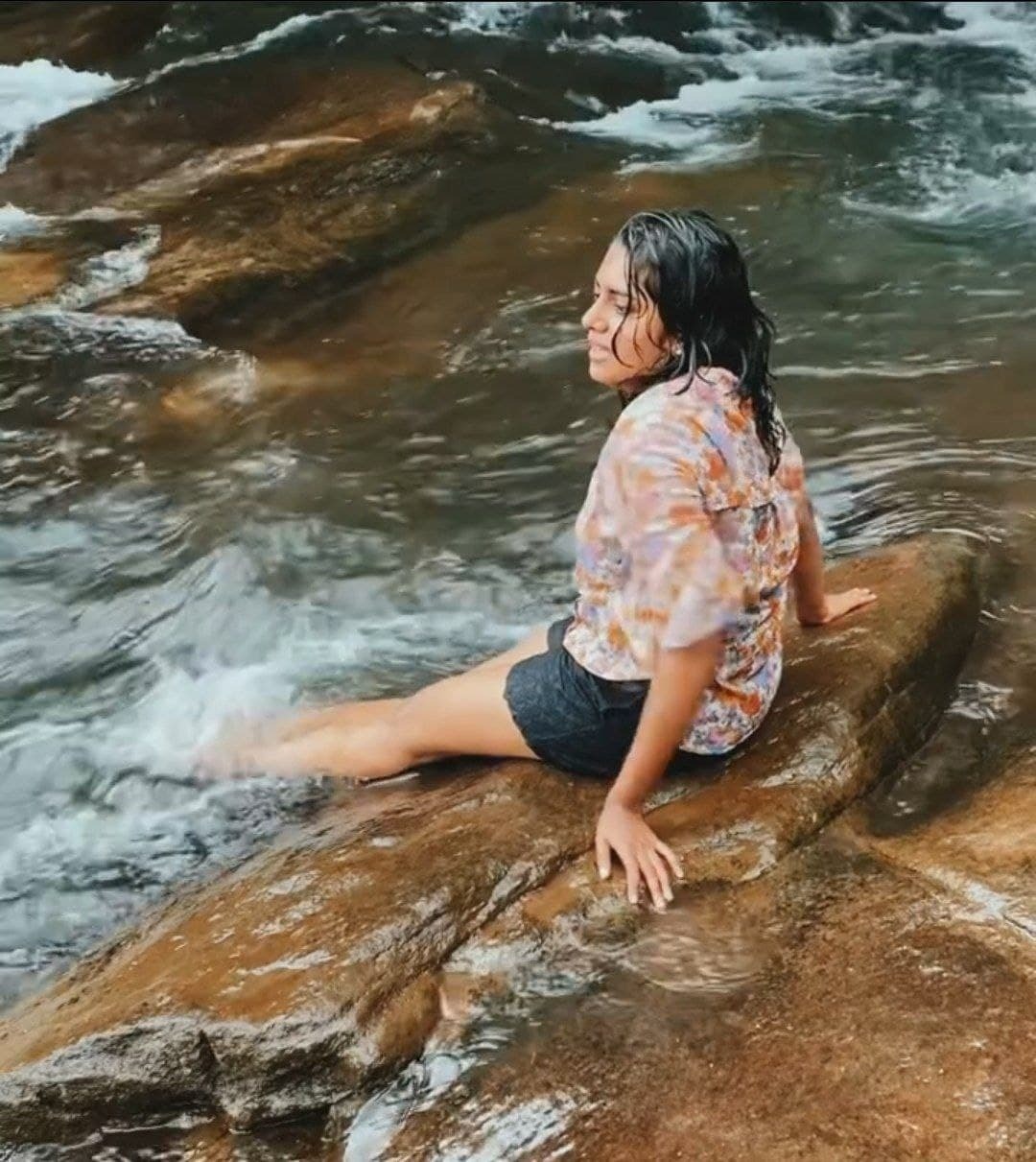 മഴ നനഞ്ഞ് അരുവിയില്‍ നീരാടി നിമിഷ സജയന്‍: വൈറലായി ചിത്രങ്ങള്‍