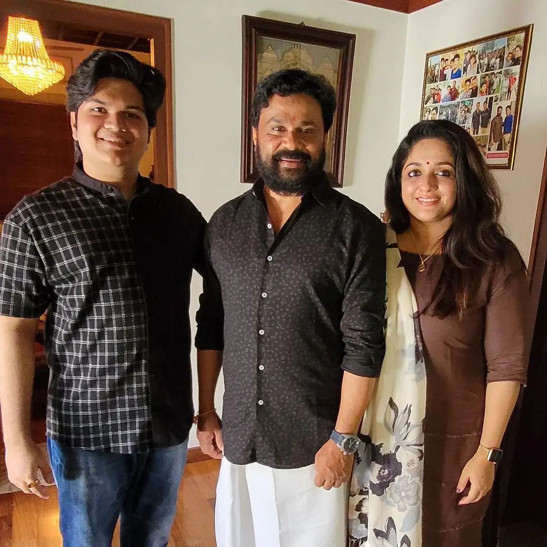   കട്ടത്താടിയിൽ മുണ്ടിൽ കിടിലൻ ലുക്കിൽ ദിലീപ്..ഒപ്പം അതി സുന്ദരിയായി കാവ്യ മാധവനും.. തരംഗം തീർത്ത് ദീലീപ് -കാവ്യ മാധവൻ ചിത്രങ്ങൾ