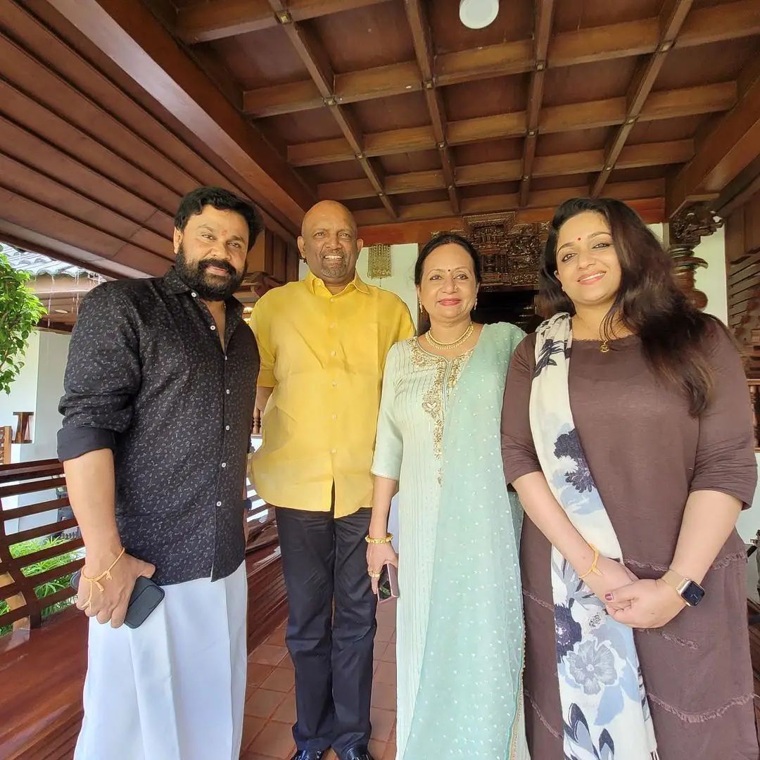   കട്ടത്താടിയിൽ മുണ്ടിൽ കിടിലൻ ലുക്കിൽ ദിലീപ്..ഒപ്പം അതി സുന്ദരിയായി കാവ്യ മാധവനും.. തരംഗം തീർത്ത് ദീലീപ് -കാവ്യ മാധവൻ ചിത്രങ്ങൾ