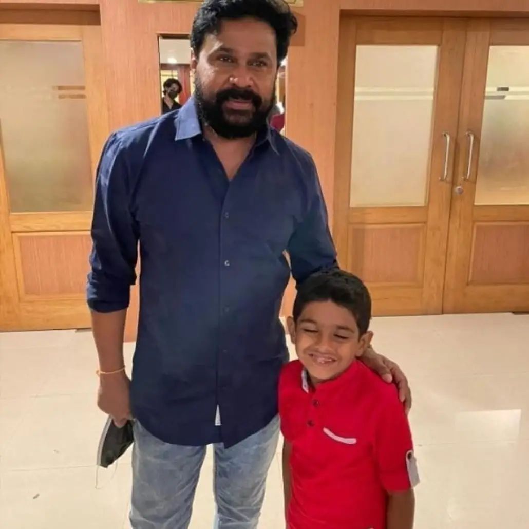   കട്ടത്താടിയിൽ മുണ്ടിൽ കിടിലൻ ലുക്കിൽ ദിലീപ്..ഒപ്പം അതി സുന്ദരിയായി കാവ്യ മാധവനും.. തരംഗം തീർത്ത് ദീലീപ് -കാവ്യ മാധവൻ ചിത്രങ്ങൾ