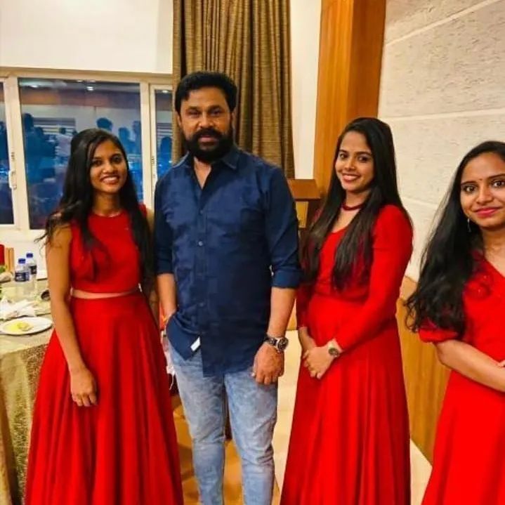   കട്ടത്താടിയിൽ മുണ്ടിൽ കിടിലൻ ലുക്കിൽ ദിലീപ്..ഒപ്പം അതി സുന്ദരിയായി കാവ്യ മാധവനും.. തരംഗം തീർത്ത് ദീലീപ് -കാവ്യ മാധവൻ ചിത്രങ്ങൾ