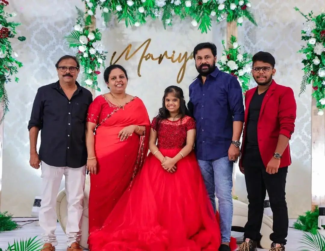   കട്ടത്താടിയിൽ മുണ്ടിൽ കിടിലൻ ലുക്കിൽ ദിലീപ്..ഒപ്പം അതി സുന്ദരിയായി കാവ്യ മാധവനും.. തരംഗം തീർത്ത് ദീലീപ് -കാവ്യ മാധവൻ ചിത്രങ്ങൾ