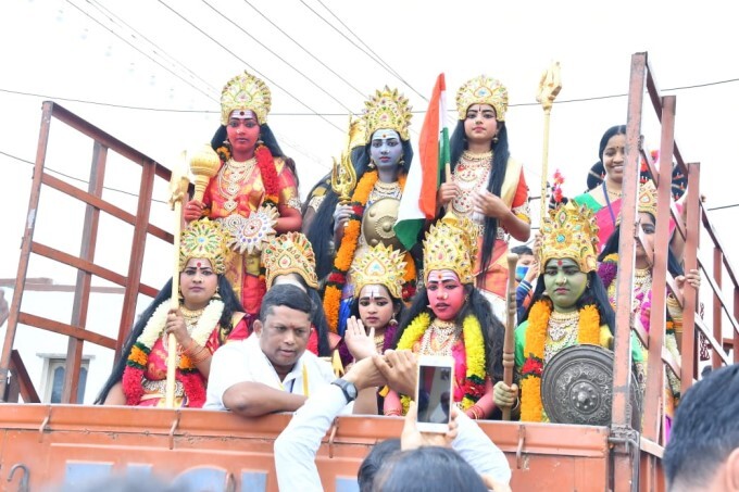 ಚಿತ್ರಗಳು: ಚಾಮುಂಡಿ ಬೆಟ್ಟದಿಂದ ಅರಮನೆಗೆ ಚಾಮುಂಡೇಶ್ವರಿ ಮೂರ್ತಿ ಮೆರವಣಿಗೆ