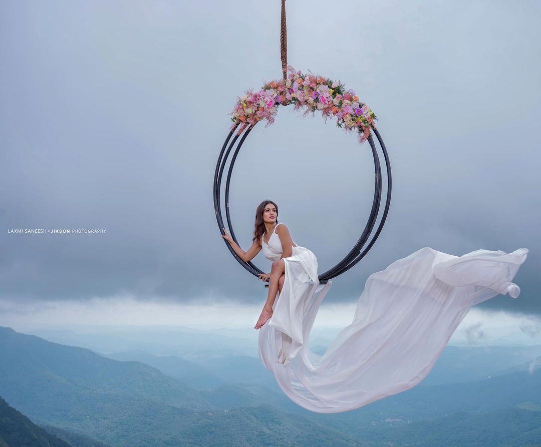 സ്വര്‍ഗ്ഗത്തിലെ രാജകുമാരി; ആരേയും അമ്പരിപ്പിക്കുന്ന ഫോട്ടോ ഷൂട്ടുമായി സാനിയ ഇയ്യപ്പന്‍