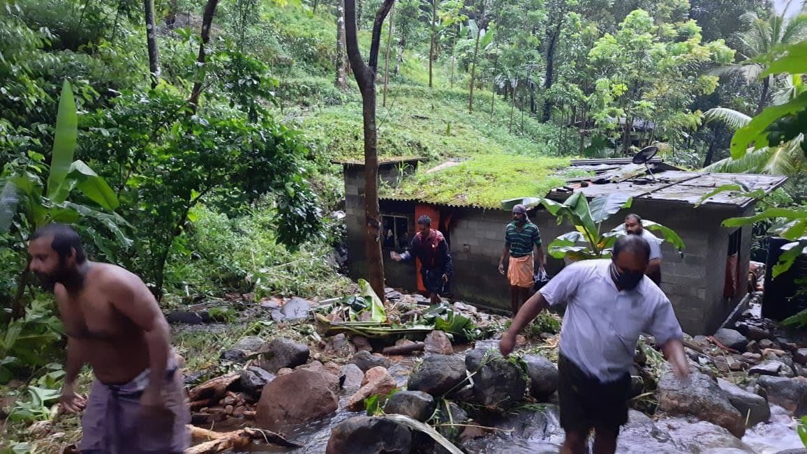 മഴ താണ്ഡവമാടുന്നു; ദുരന്ത ഭൂമിയായി ഇടുക്കി, കോട്ടയം ജില്ലകള്‍, ചിത്രങ്ങള്‍