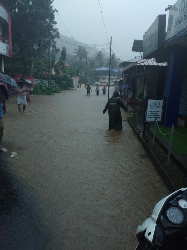 മഴ താണ്ഡവമാടുന്നു; ദുരന്ത ഭൂമിയായി ഇടുക്കി, കോട്ടയം ജില്ലകള്‍, ചിത്രങ്ങള്‍