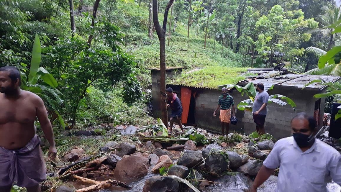 മഴ താണ്ഡവമാടുന്നു; ദുരന്ത ഭൂമിയായി ഇടുക്കി, കോട്ടയം ജില്ലകള്‍, ചിത്രങ്ങള്‍