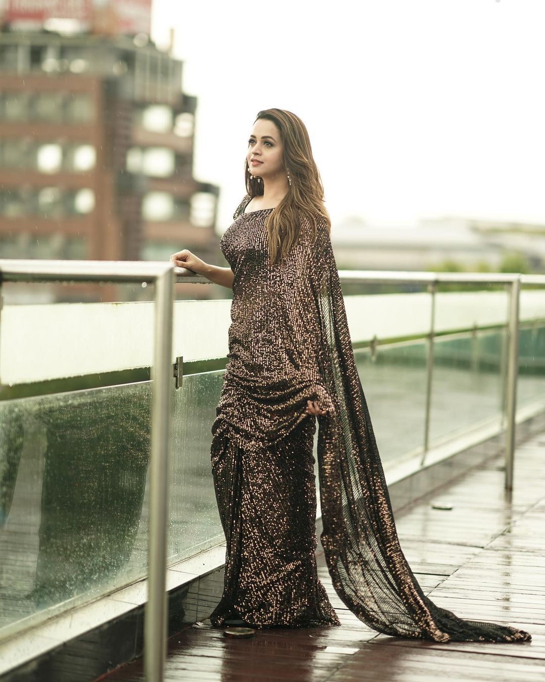 കറുപ്പിൽ സ്വർണ നിറം: പുത്തന്‍ സാരിയില്‍ സ്റ്റൈലിഷായി നടി ഭാവന