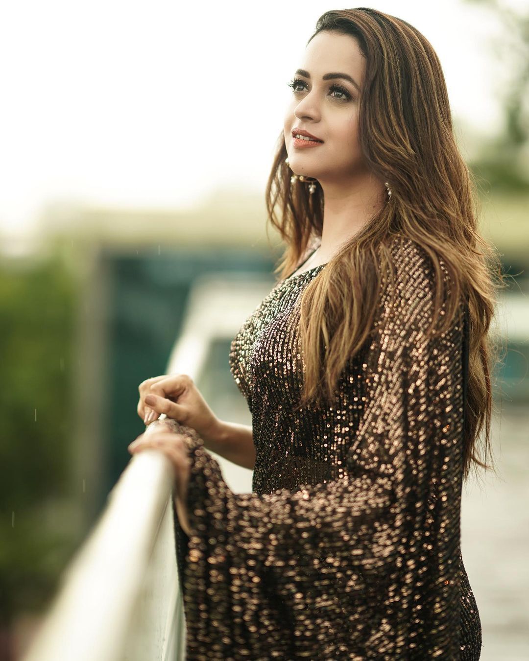 കറുപ്പിൽ സ്വർണ നിറം: പുത്തന്‍ സാരിയില്‍ സ്റ്റൈലിഷായി നടി ഭാവന