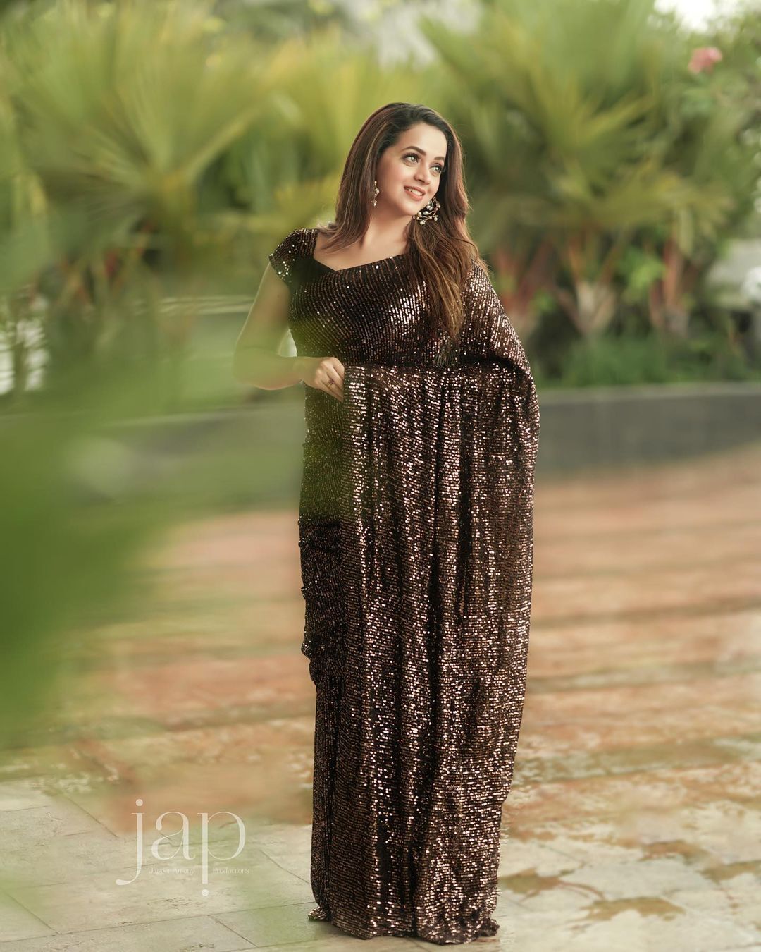 കറുപ്പിൽ സ്വർണ നിറം: പുത്തന്‍ സാരിയില്‍ സ്റ്റൈലിഷായി നടി ഭാവന