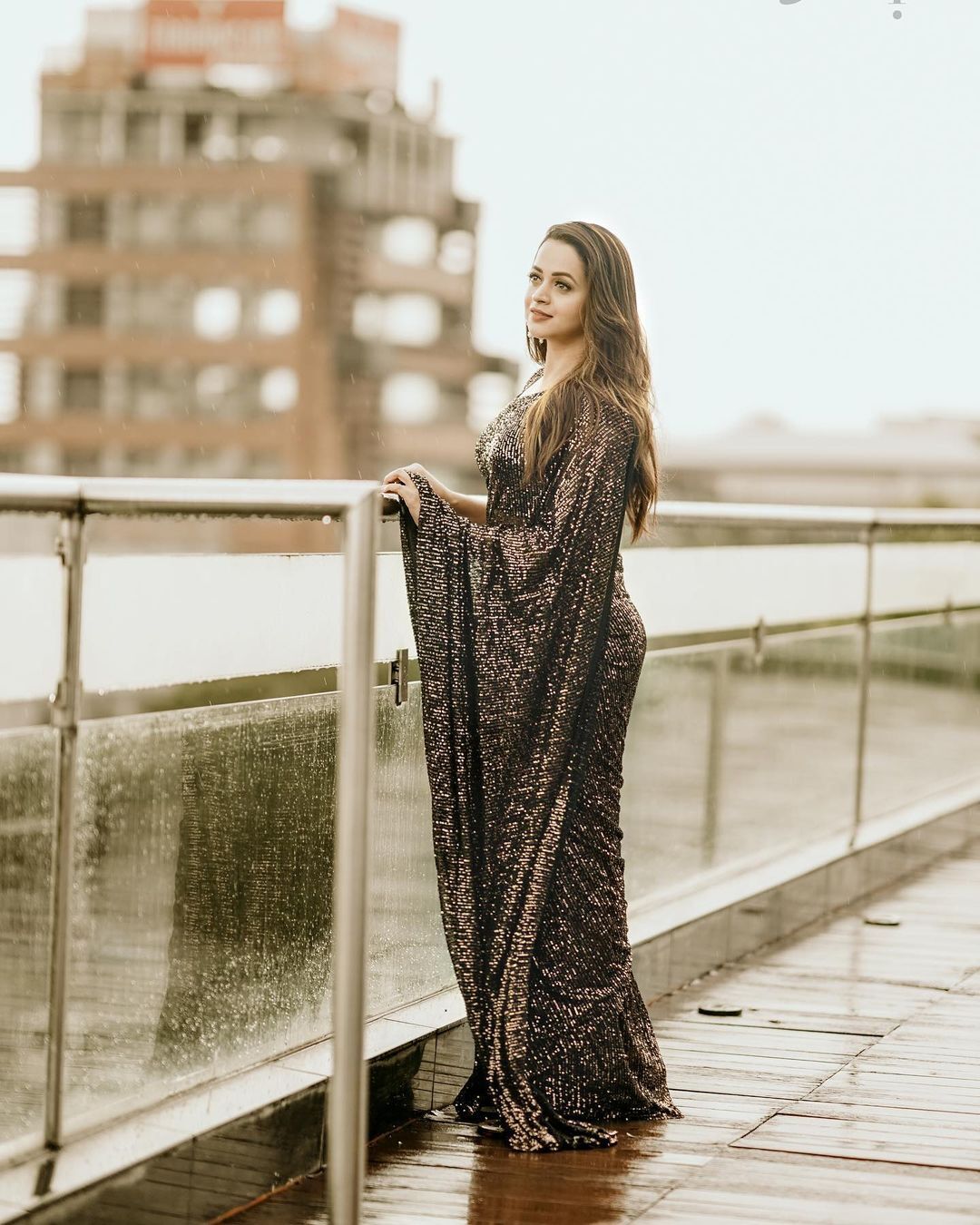 കറുപ്പിൽ സ്വർണ നിറം: പുത്തന്‍ സാരിയില്‍ സ്റ്റൈലിഷായി നടി ഭാവന