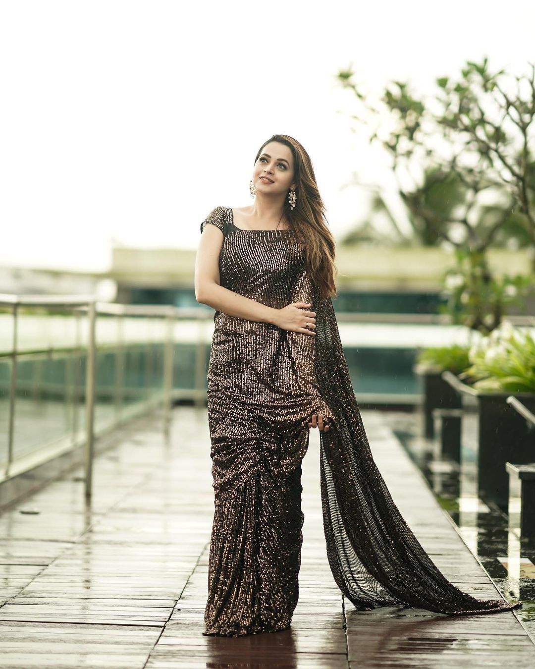 കറുപ്പിൽ സ്വർണ നിറം: പുത്തന്‍ സാരിയില്‍ സ്റ്റൈലിഷായി നടി ഭാവന