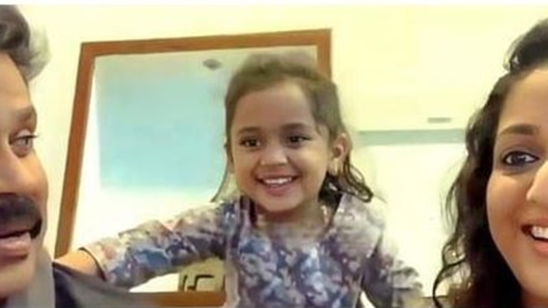  അച്ഛന്റെ മടിയിലിരുന്നു ആദ്യാക്ഷരം കുറിച്ച് മഹാലക്ഷ്മി..ഒപ്പം മീനാക്ഷിയും കാവ്യ മാധവനും..ചിത്രങ്ങൾ വൻ വൈറൽ