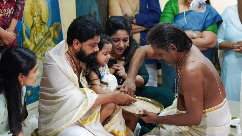  അച്ഛന്റെ മടിയിലിരുന്നു ആദ്യാക്ഷരം കുറിച്ച് മഹാലക്ഷ്മി..ഒപ്പം മീനാക്ഷിയും കാവ്യ മാധവനും..ചിത്രങ്ങൾ വൻ വൈറൽ