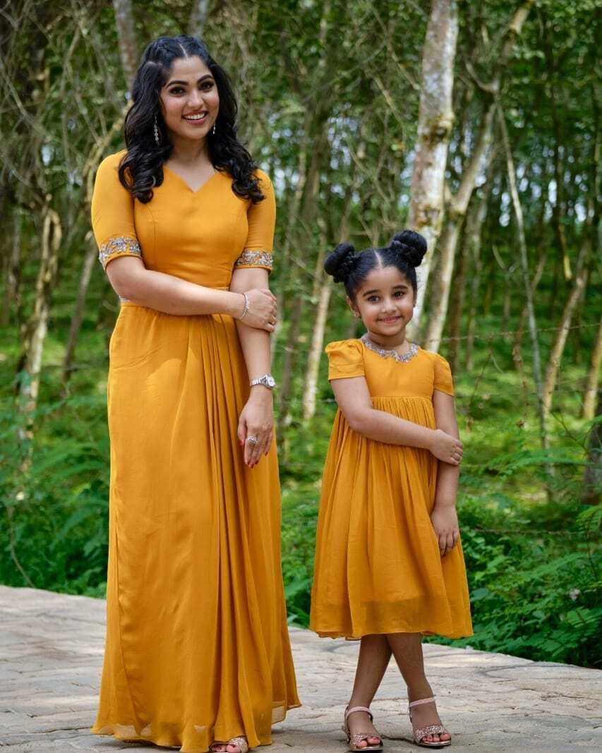  ലോകം എന്തും പറയട്ടെ: മകള്‍ കിയാരയ്ക്കൊപ്പമുള്ള ചിത്രവുമായി നടി മുക്ത