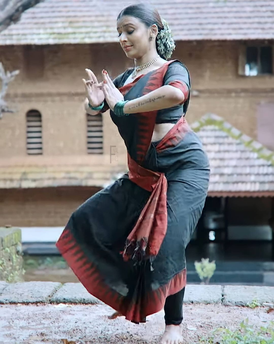 നര്‍ത്തകിയായി തിളങ്ങി ഗായിക സിത്താര കൃഷ്ണകുമാര്‍; വൈറലായി തരുണി