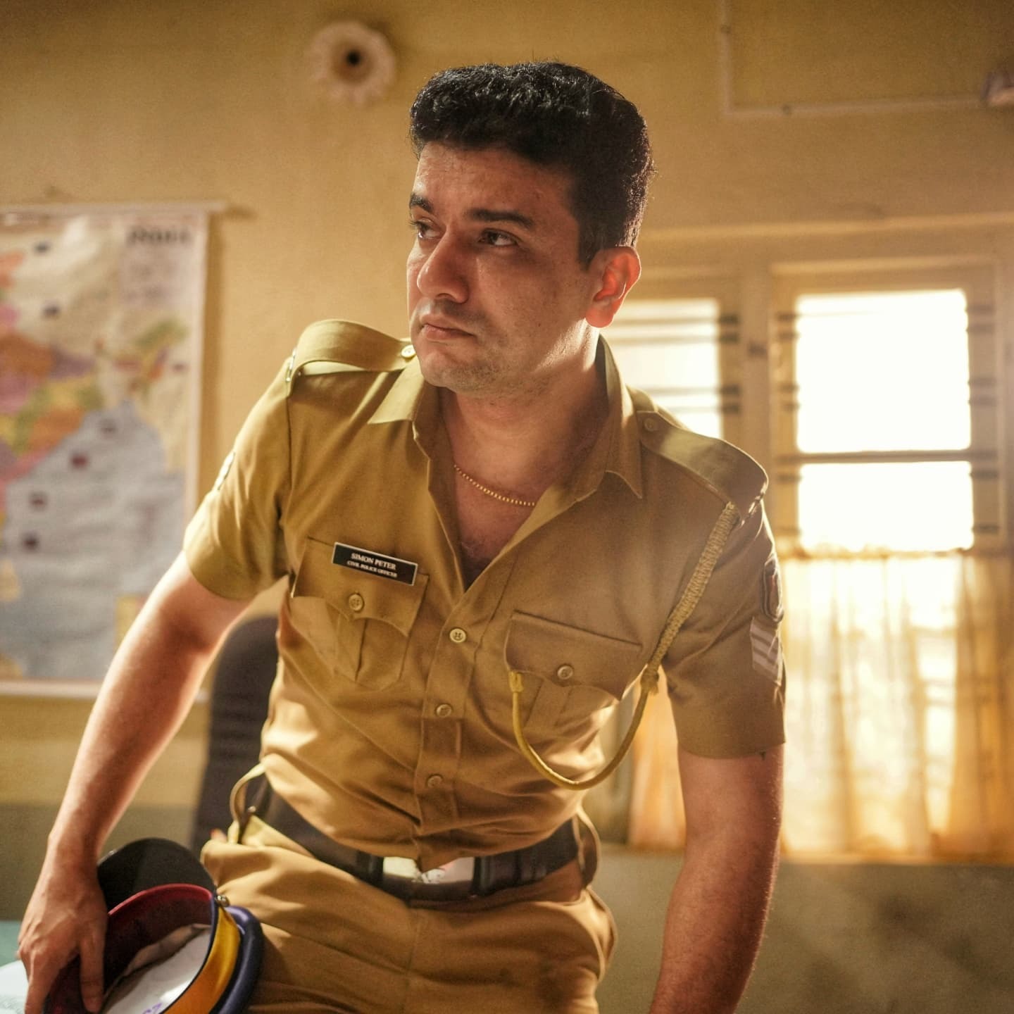 മുട്ടയിടുന്ന പൂവന്‍കോഴി; ഭാര്യ കിളിക്ക് രമേശ് പിഷാരടിയുടെ വക 'കോഴി' കേക്ക്; ചിരി അടക്കാനാകാതെ ആരാധകര്‍