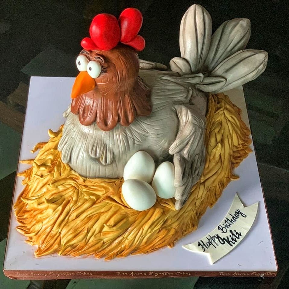 മുട്ടയിടുന്ന പൂവന്‍കോഴി; ഭാര്യ കിളിക്ക് രമേശ് പിഷാരടിയുടെ വക 'കോഴി' കേക്ക്; ചിരി അടക്കാനാകാതെ ആരാധകര്‍