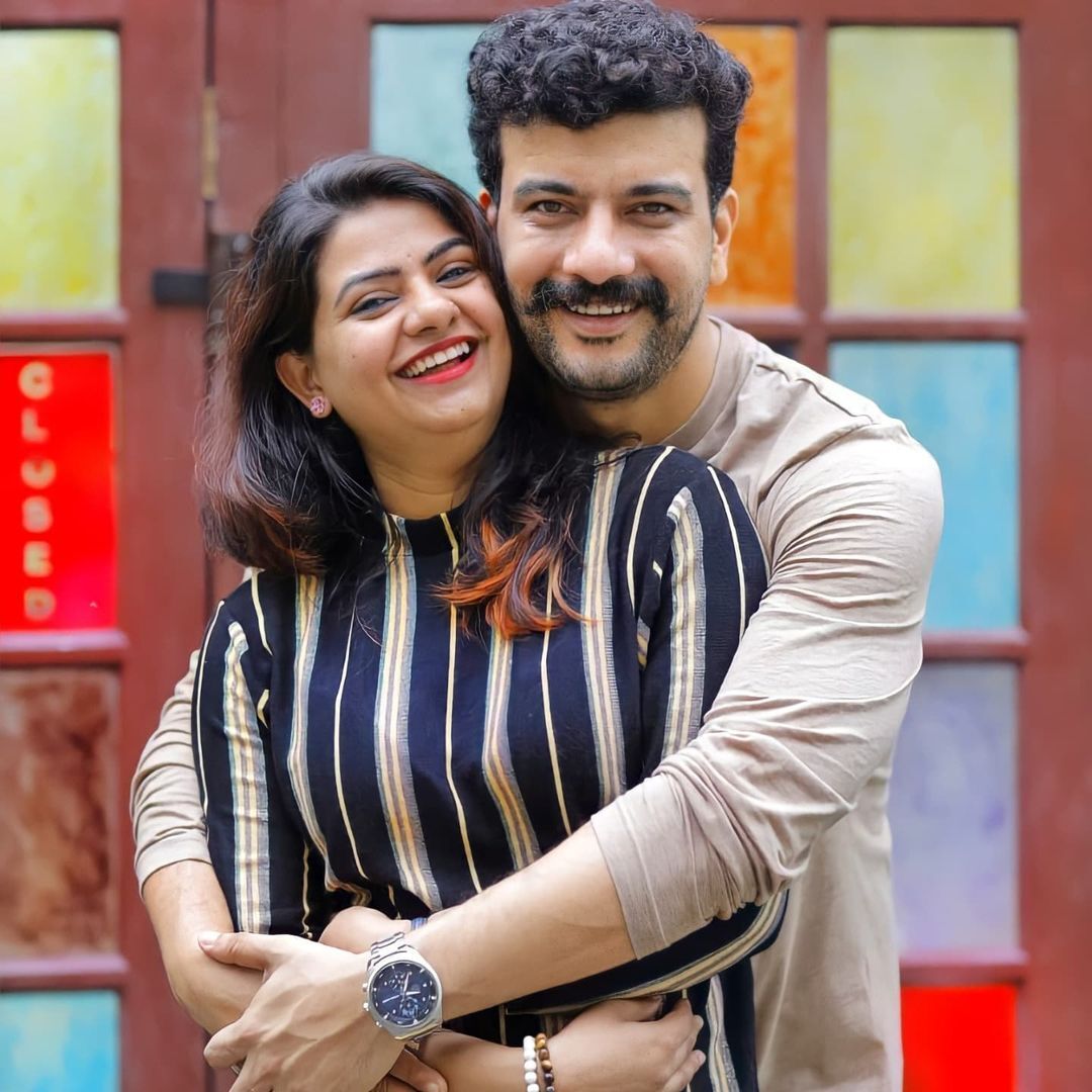 മുട്ടയിടുന്ന പൂവന്‍കോഴി; ഭാര്യ കിളിക്ക് രമേശ് പിഷാരടിയുടെ വക 'കോഴി' കേക്ക്; ചിരി അടക്കാനാകാതെ ആരാധകര്‍