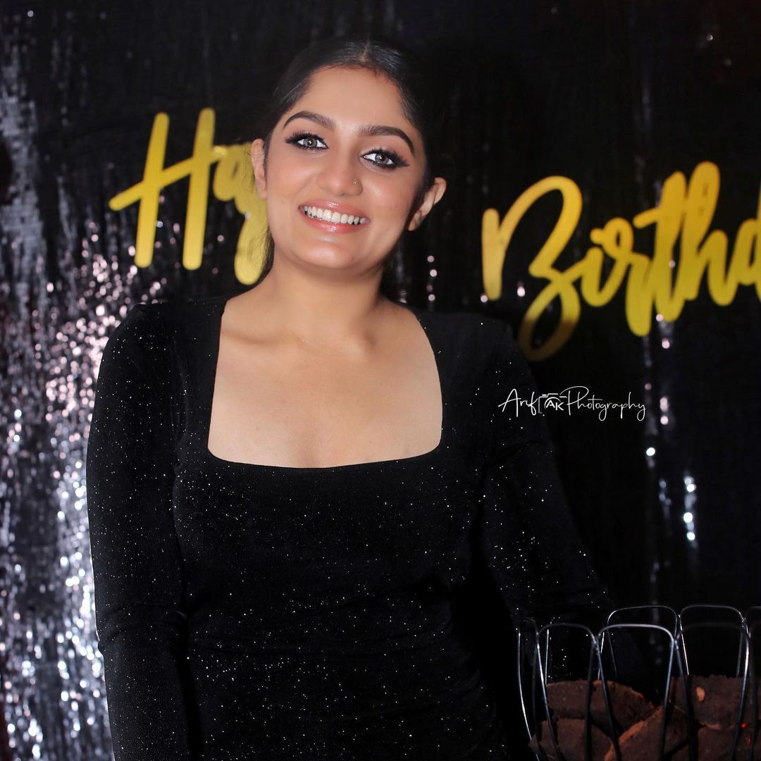  ബ്ലൂ സാരി അണിഞ്ഞാൽ ഇത്രയും സുന്ദരിയാകുമോ?.. വൻ ലുക്ക് എന്ന് ആരാധകർ.. ആര്യയുടെ പുതിയ ഫോട്ടോഷൂട്ട് 