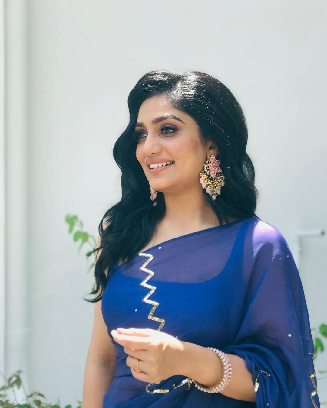  ബ്ലൂ സാരി അണിഞ്ഞാൽ ഇത്രയും സുന്ദരിയാകുമോ?.. വൻ ലുക്ക് എന്ന് ആരാധകർ.. ആര്യയുടെ പുതിയ ഫോട്ടോഷൂട്ട് 