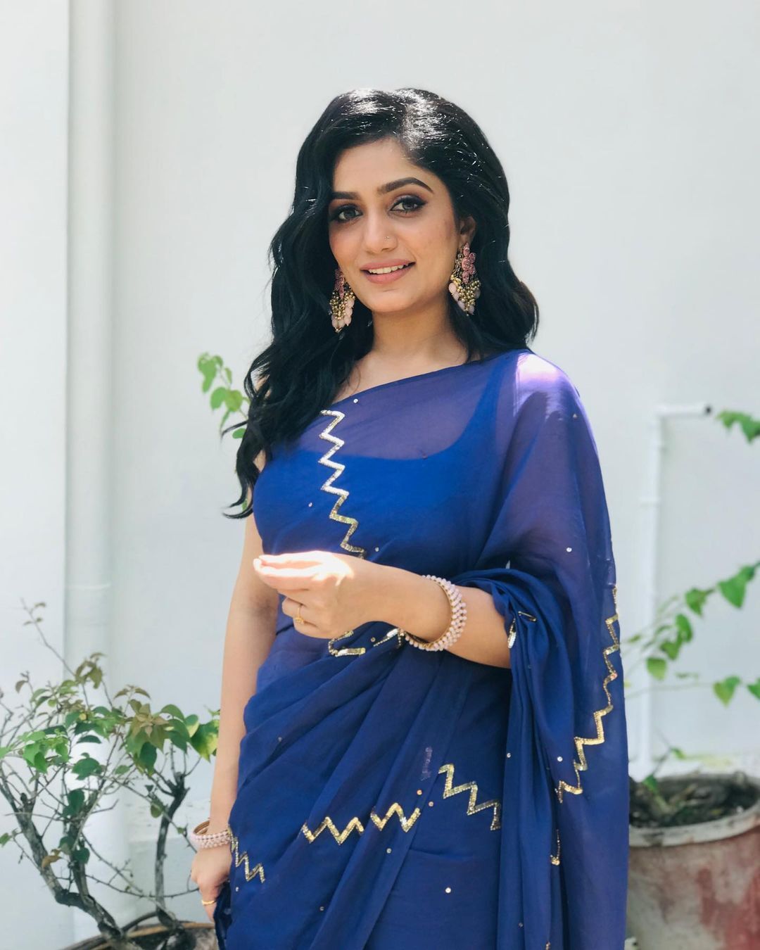  ബ്ലൂ സാരി അണിഞ്ഞാൽ ഇത്രയും സുന്ദരിയാകുമോ?.. വൻ ലുക്ക് എന്ന് ആരാധകർ.. ആര്യയുടെ പുതിയ ഫോട്ടോഷൂട്ട് 