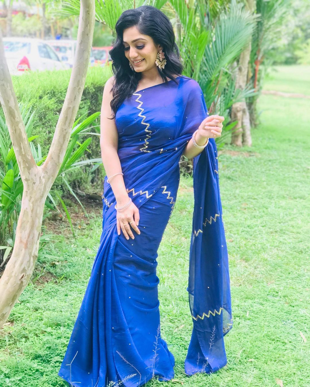  ബ്ലൂ സാരി അണിഞ്ഞാൽ ഇത്രയും സുന്ദരിയാകുമോ?.. വൻ ലുക്ക് എന്ന് ആരാധകർ.. ആര്യയുടെ പുതിയ ഫോട്ടോഷൂട്ട് 