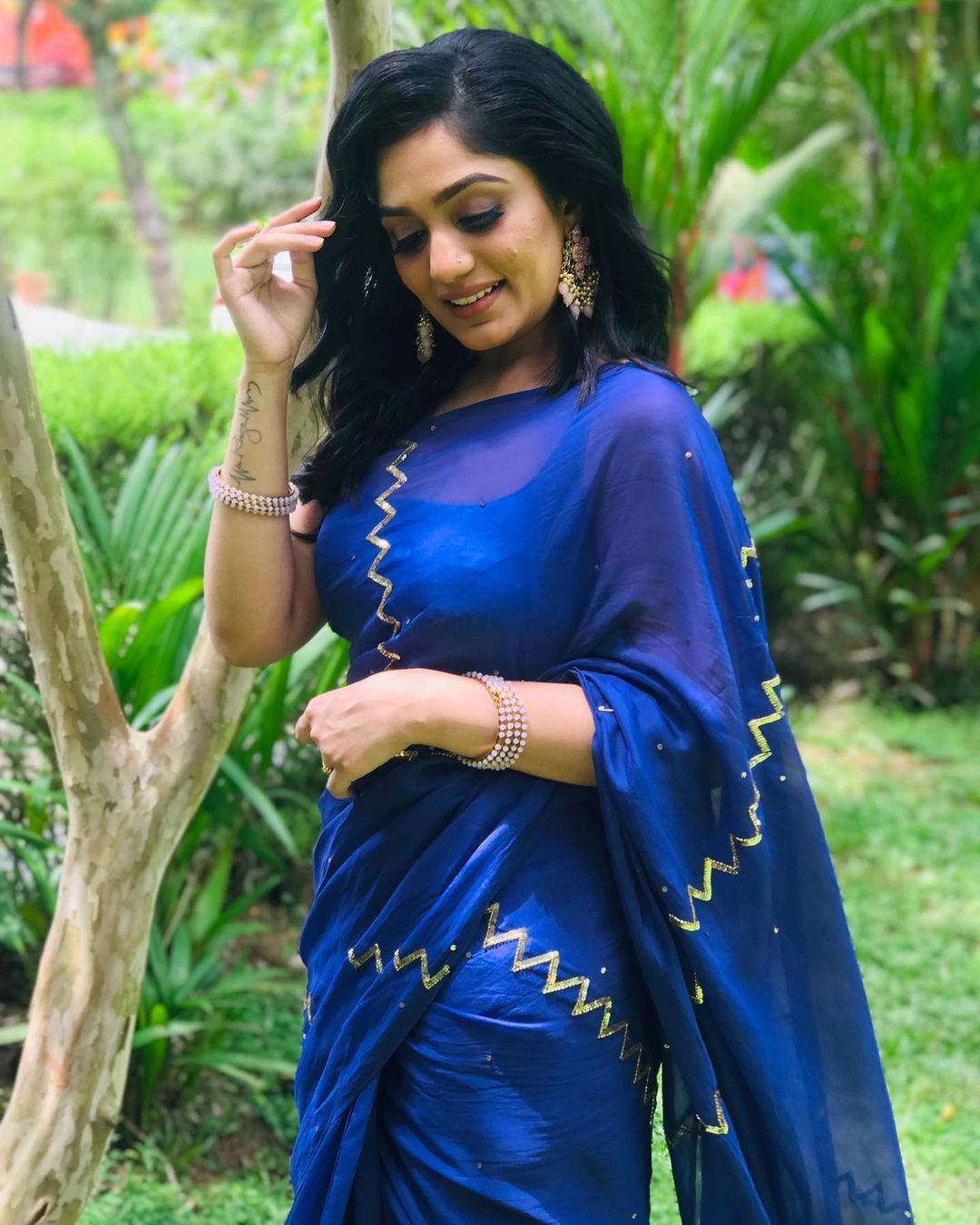  ബ്ലൂ സാരി അണിഞ്ഞാൽ ഇത്രയും സുന്ദരിയാകുമോ?.. വൻ ലുക്ക് എന്ന് ആരാധകർ.. ആര്യയുടെ പുതിയ ഫോട്ടോഷൂട്ട് 