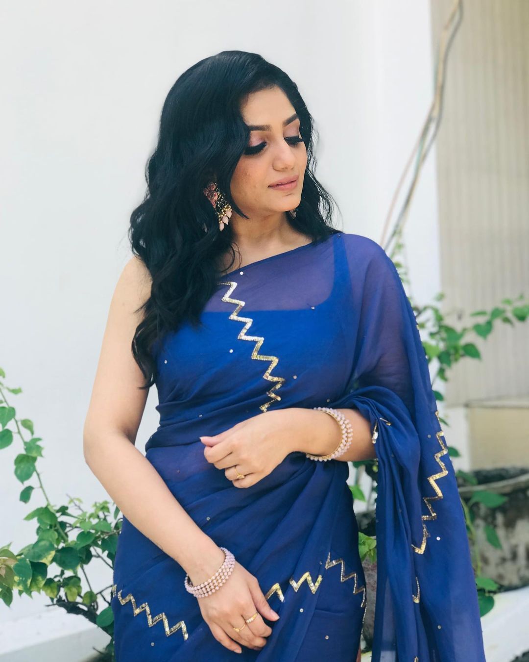  ബ്ലൂ സാരി അണിഞ്ഞാൽ ഇത്രയും സുന്ദരിയാകുമോ?.. വൻ ലുക്ക് എന്ന് ആരാധകർ.. ആര്യയുടെ പുതിയ ഫോട്ടോഷൂട്ട് 