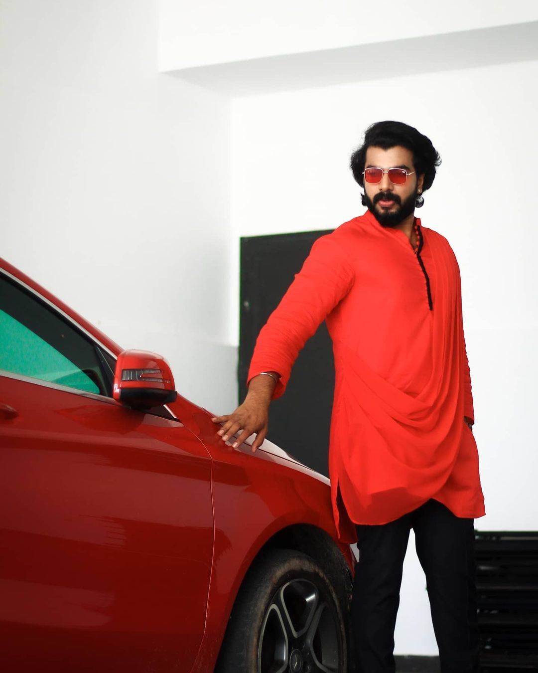 എന്തൊരു നോട്ടമാണിത്;  ഭാര്യ ഐശ്വര്യക്കൊപ്പമുള്ള ചിത്രം പങ്കുവെച്ച് ബിഗ് ബോസ് താരം അനൂപ്