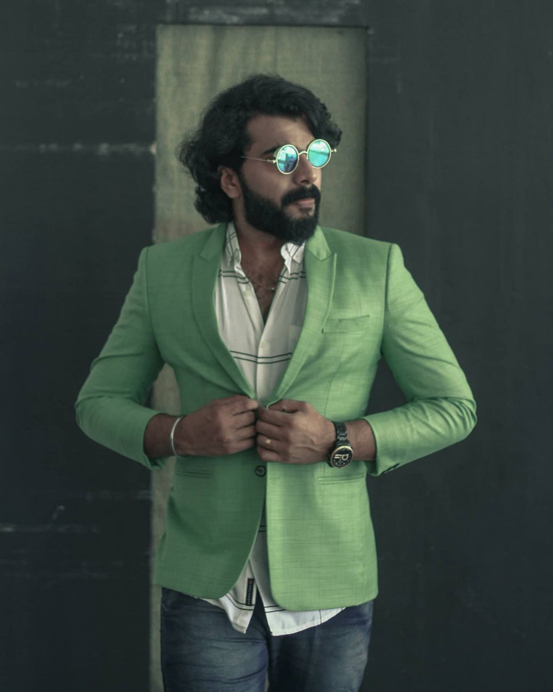 എന്തൊരു നോട്ടമാണിത്;  ഭാര്യ ഐശ്വര്യക്കൊപ്പമുള്ള ചിത്രം പങ്കുവെച്ച് ബിഗ് ബോസ് താരം അനൂപ്