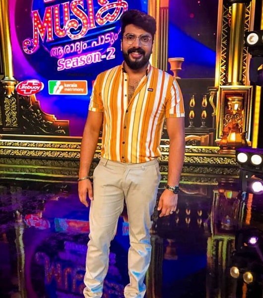 എന്തൊരു നോട്ടമാണിത്;  ഭാര്യ ഐശ്വര്യക്കൊപ്പമുള്ള ചിത്രം പങ്കുവെച്ച് ബിഗ് ബോസ് താരം അനൂപ്