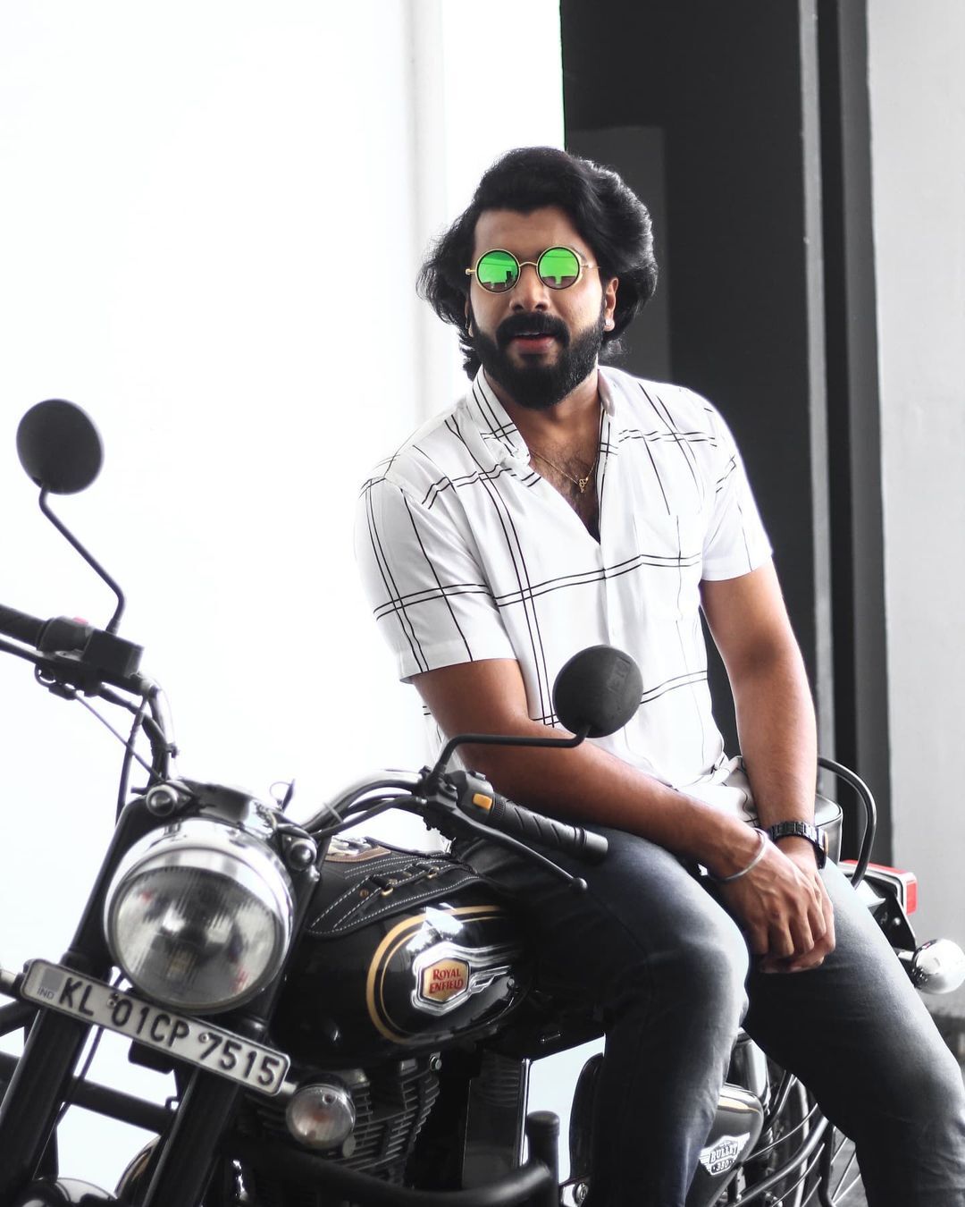 എന്തൊരു നോട്ടമാണിത്;  ഭാര്യ ഐശ്വര്യക്കൊപ്പമുള്ള ചിത്രം പങ്കുവെച്ച് ബിഗ് ബോസ് താരം അനൂപ്