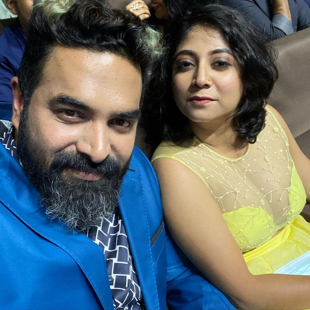  'എന്റെ പവർബാങ്ക്';ഗോപി സുന്ദറിനൊപ്പം അതീവ ഗ്ലാമറസ് ലുക്കിൽ അവാർഡ് വേദിയിൽ അഭയ ഹിരൺമയി..വൻ വൈറൽ ചിത്രങ്ങൾ