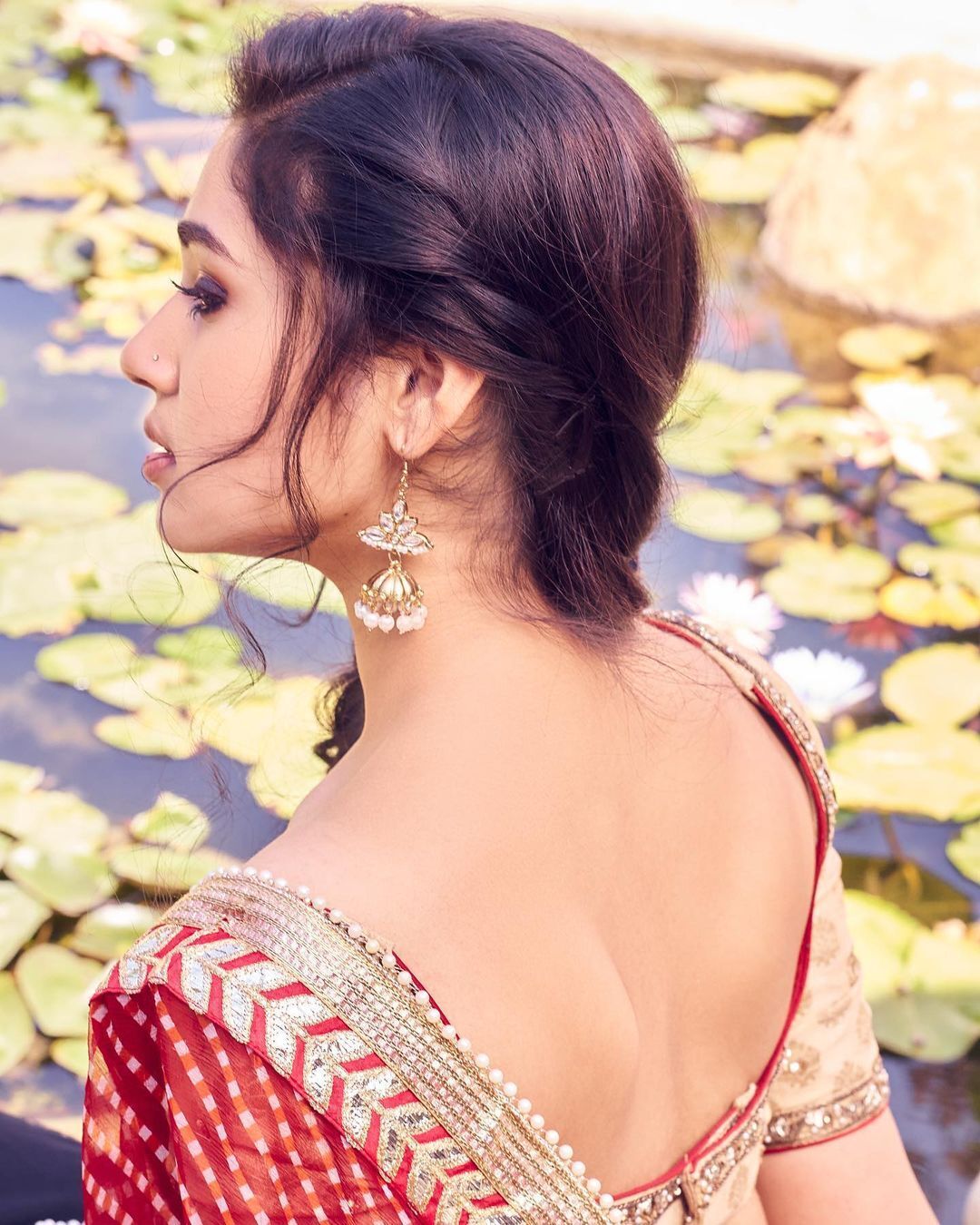 অভিনেত্রী কৃতী শেঠির মোহময়ী হাসিতে পাগল ভক্তরা