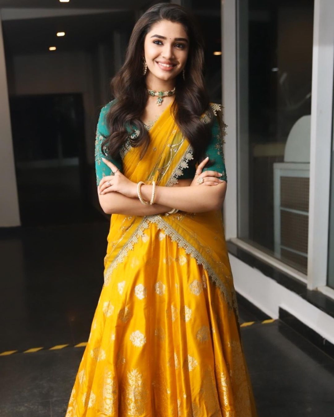 অভিনেত্রী কৃতী শেঠির মোহময়ী হাসিতে পাগল ভক্তরা