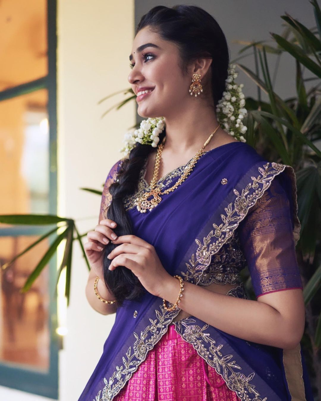 অভিনেত্রী কৃতী শেঠির মোহময়ী হাসিতে পাগল ভক্তরা