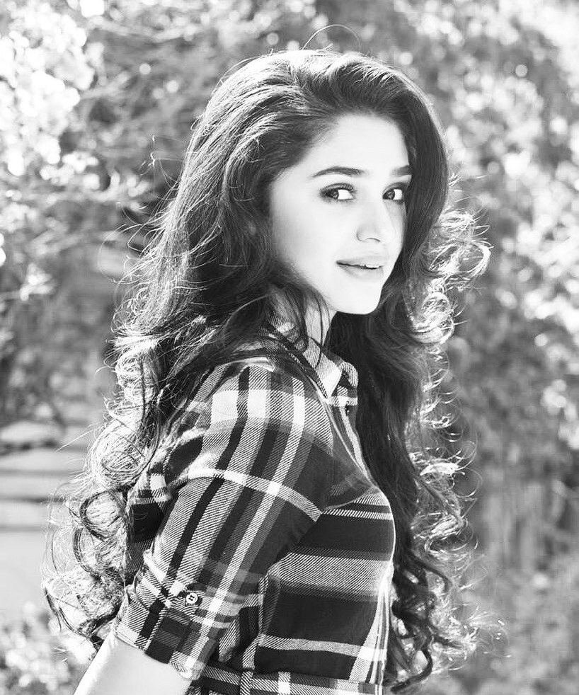 অভিনেত্রী কৃতী শেঠির মোহময়ী হাসিতে পাগল ভক্তরা