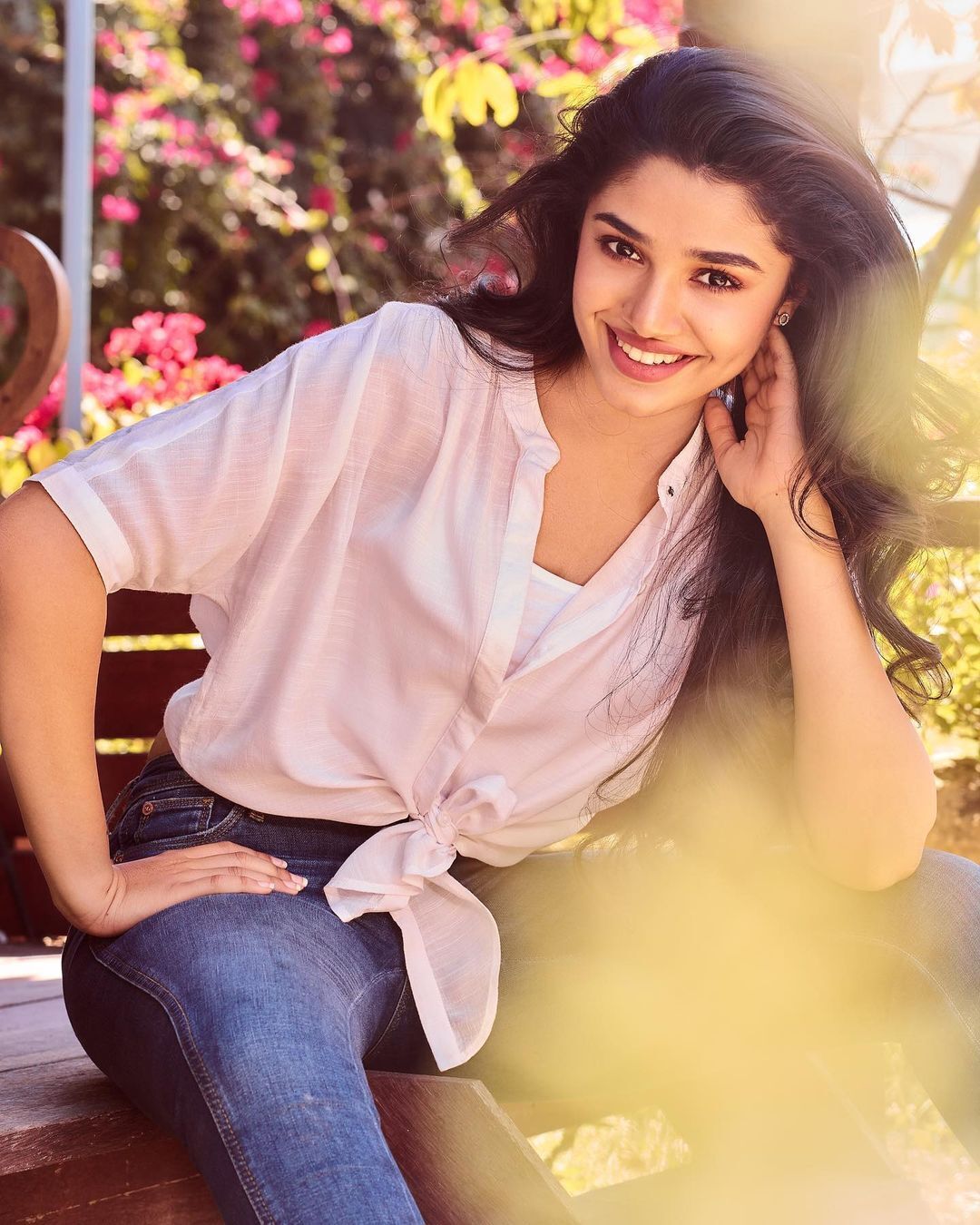 অভিনেত্রী কৃতী শেঠির মোহময়ী হাসিতে পাগল ভক্তরা