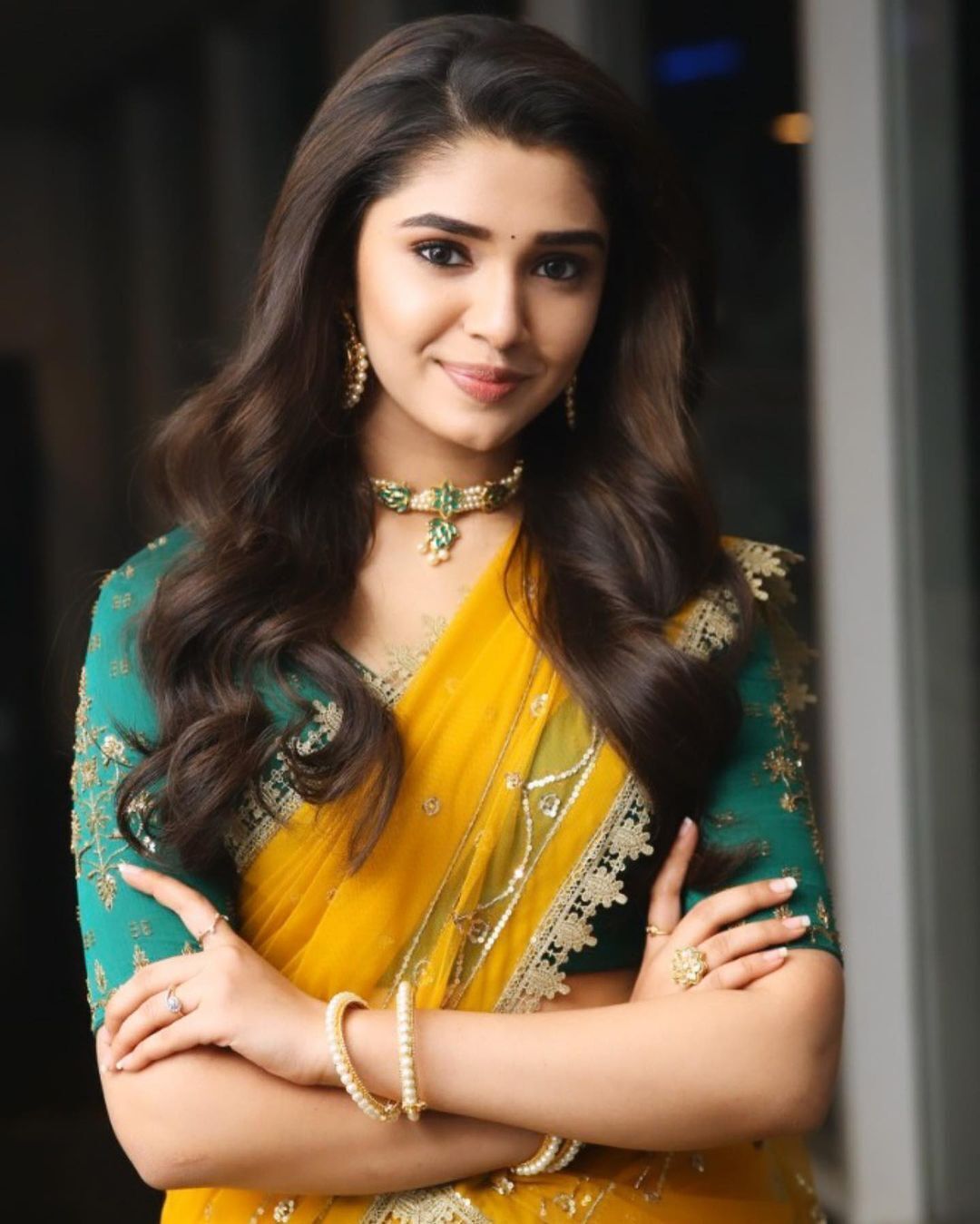 অভিনেত্রী কৃতী শেঠির মোহময়ী হাসিতে পাগল ভক্তরা