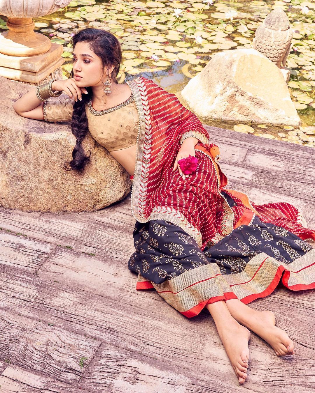 অভিনেত্রী কৃতী শেঠির মোহময়ী হাসিতে পাগল ভক্তরা