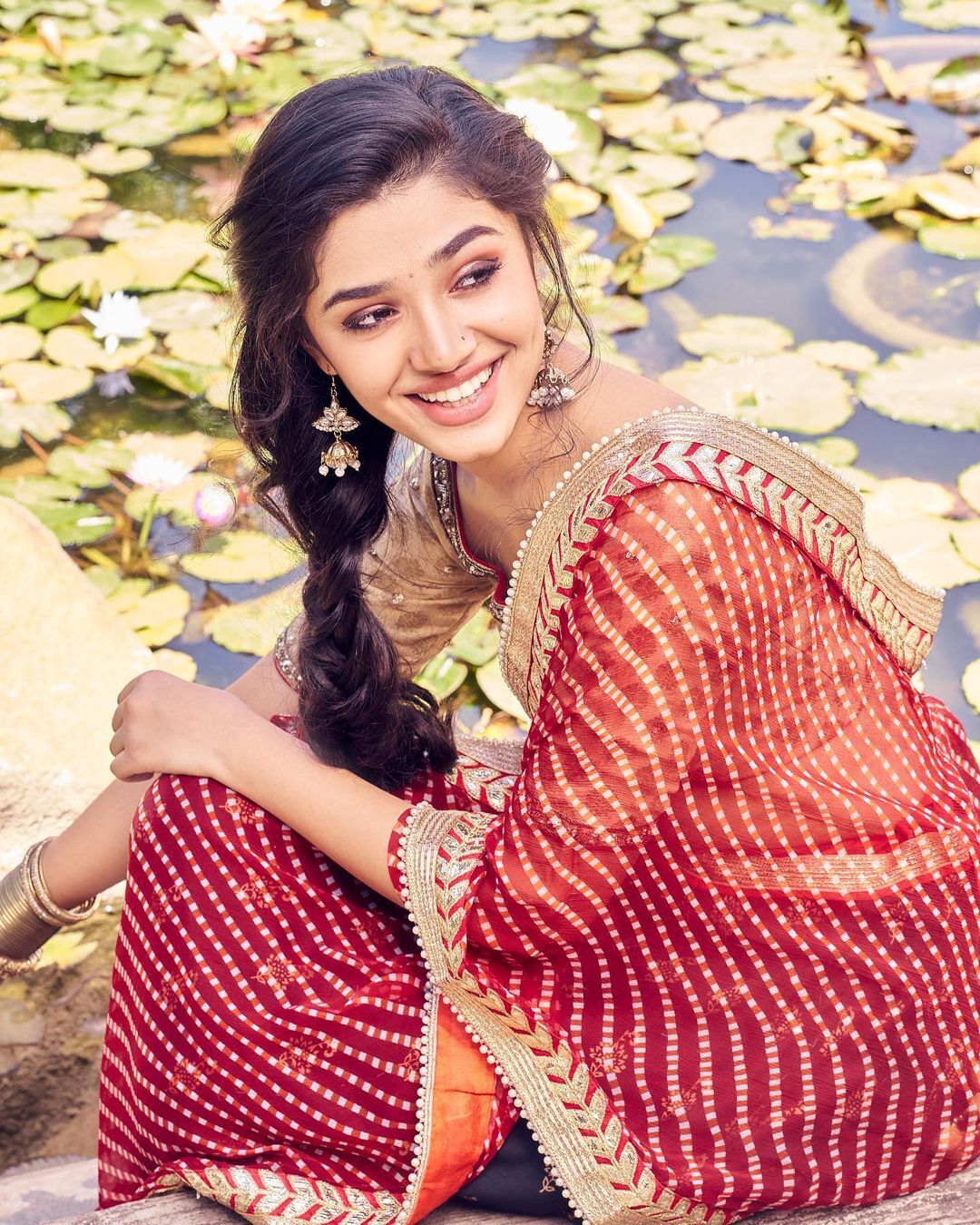 অভিনেত্রী কৃতী শেঠির মোহময়ী হাসিতে পাগল ভক্তরা