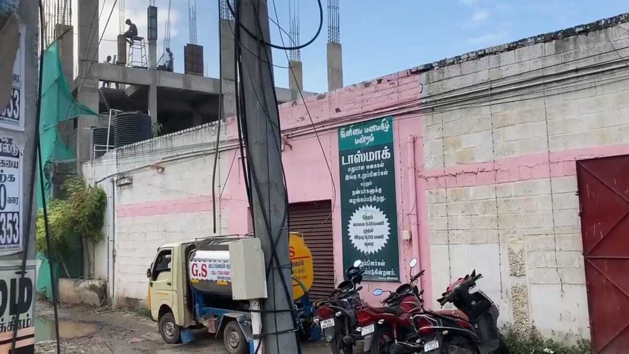 பாஸ் காசு இல்ல கொஞ்சம் சரக்கு வாங்கி கொடுங்க....! ஓசியில் சரக்கு கேட்டு மதுபான கடையை சூறையாடிய குடிமகன்கள்....! மதுரையில் ஒரே பரபரப்பு! 