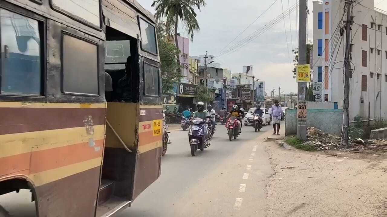பாஸ் காசு இல்ல கொஞ்சம் சரக்கு வாங்கி கொடுங்க....! ஓசியில் சரக்கு கேட்டு மதுபான கடையை சூறையாடிய குடிமகன்கள்....! மதுரையில் ஒரே பரபரப்பு! 