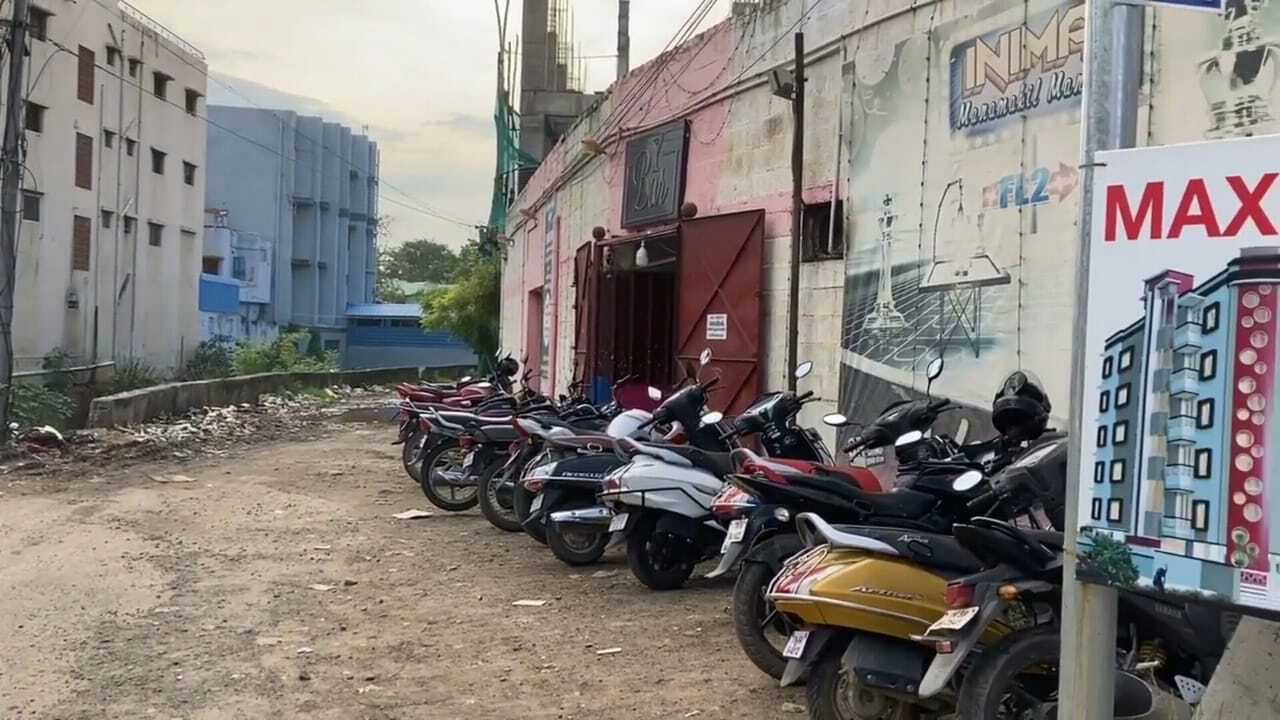 பாஸ் காசு இல்ல கொஞ்சம் சரக்கு வாங்கி கொடுங்க....! ஓசியில் சரக்கு கேட்டு மதுபான கடையை சூறையாடிய குடிமகன்கள்....! மதுரையில் ஒரே பரபரப்பு! 