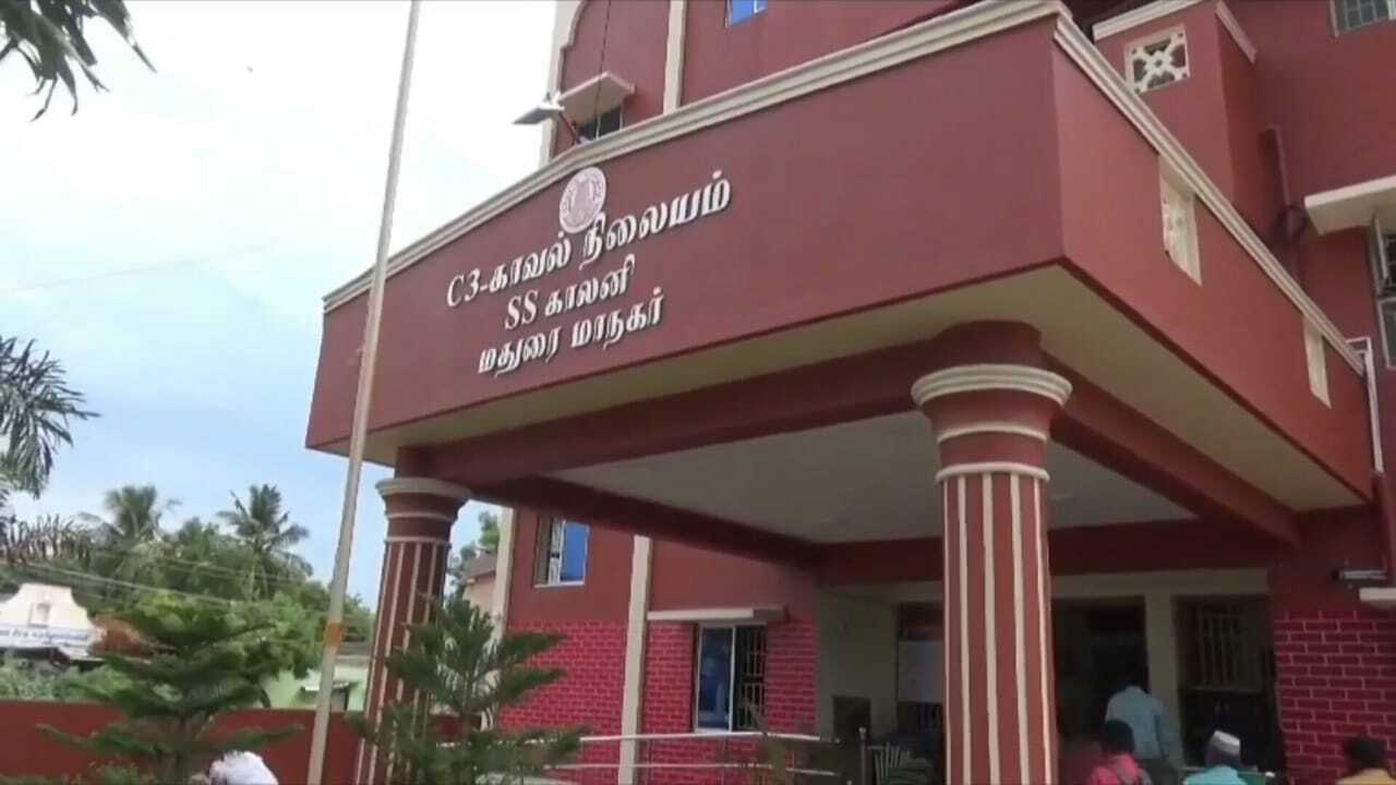 பாஸ் காசு இல்ல கொஞ்சம் சரக்கு வாங்கி கொடுங்க....! ஓசியில் சரக்கு கேட்டு மதுபான கடையை சூறையாடிய குடிமகன்கள்....! மதுரையில் ஒரே பரபரப்பு! 