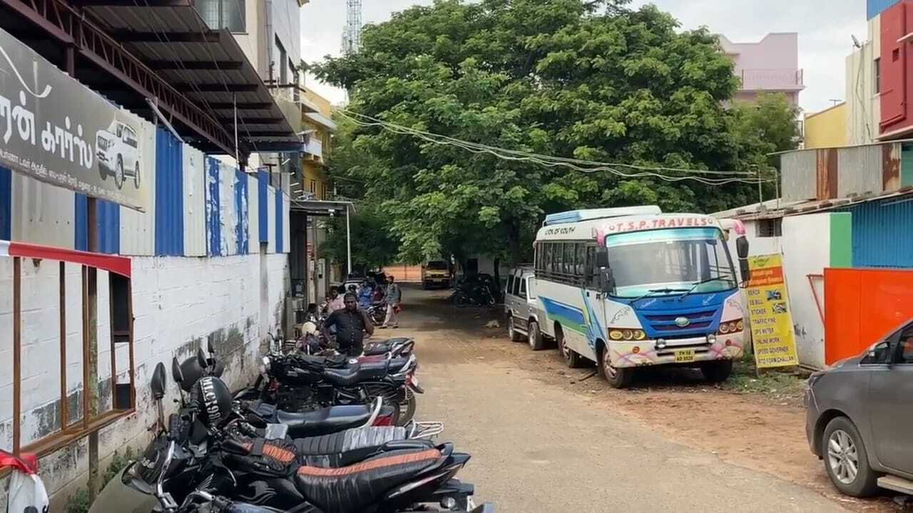 பாஸ் காசு இல்ல கொஞ்சம் சரக்கு வாங்கி கொடுங்க....! ஓசியில் சரக்கு கேட்டு மதுபான கடையை சூறையாடிய குடிமகன்கள்....! மதுரையில் ஒரே பரபரப்பு! 