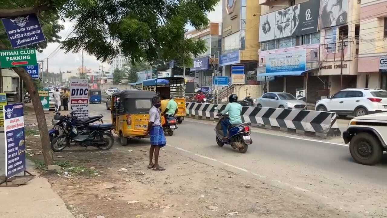 பாஸ் காசு இல்ல கொஞ்சம் சரக்கு வாங்கி கொடுங்க....! ஓசியில் சரக்கு கேட்டு மதுபான கடையை சூறையாடிய குடிமகன்கள்....! மதுரையில் ஒரே பரபரப்பு! 